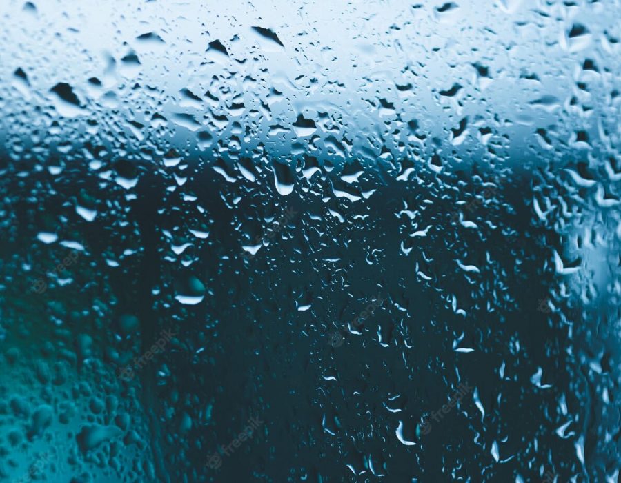 gotas-agua-ventanas-casa-grande-dia-fuertes-lluvias-tormenta_208349-1309